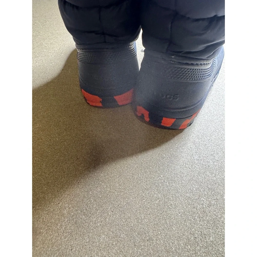 Crocs Kids Classic Neo Puff Winter Boots Navy Blue‎ Red Camo 207275 J2